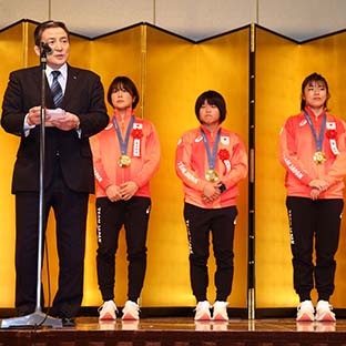 (左から)富山英明会長 藤波朱理 桜井つぐみ 鏡優翔 清岡幸大郎
