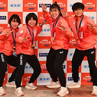 レスリング特別表彰 (左から)藤波朱理 桜井つぐみ 鏡優翔 清岡幸大郎