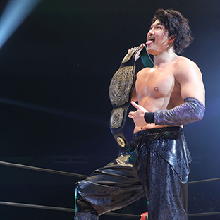 勝利したOZAWAは清宮海斗を踏みつける