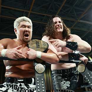 ワールドタッグリーグで初勝利を飾ったノックアウトブラザーズ(左からYuto-Ice、OSKAR、新日本プロレス提供)