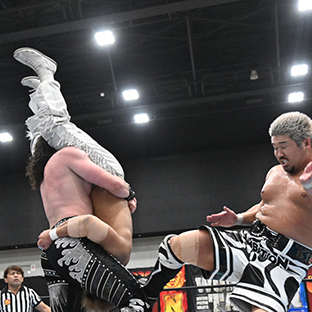 海野翔太をしとめるOSKAR(左)とYuto-Ice(右)