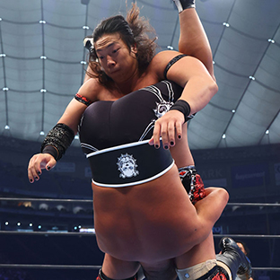 石井智宏(下)を叩きつける竹下幸之介