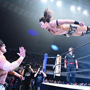 後藤洋央紀を攻める竹下幸之介(右)