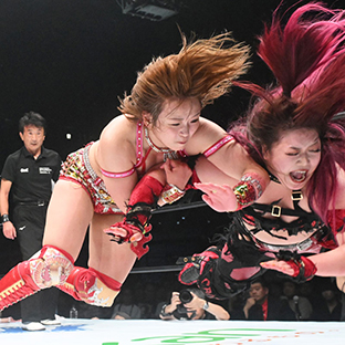 鈴季すず(右)の腕をとるSareee