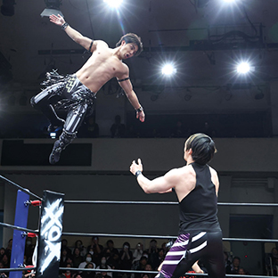 トップロープから飛ぶ武知海青(左)