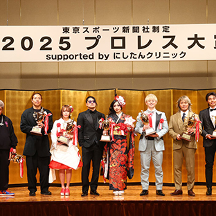 (左から)OSKAR、Yuto-Ice、KONOSUKE TAKESHITA(竹下幸之介)、Sareee、OZAWA、上谷沙弥、清宮海斗、棚橋弘至、武知海青、有田哲平