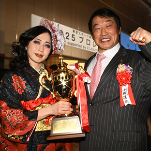 記念撮影する上谷沙弥(MVP&女子プロレス大賞=写真左)と小橋建太