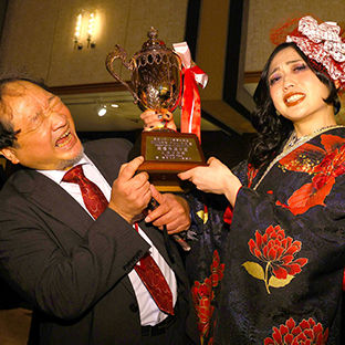 平鍋幸治社長(左)と上谷沙弥(右)