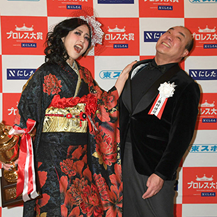 (左から)上谷沙弥、西村誠司社長