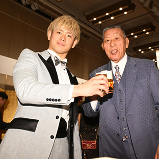 清宮海斗(ベストバウト=写真左)と乾杯するグレート小鹿