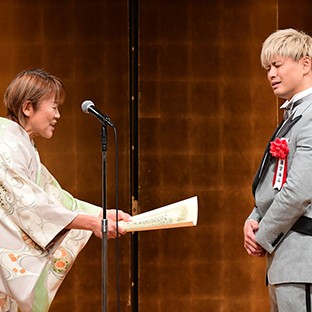 山田邦子(左)から賞状を受けとる清宮海斗