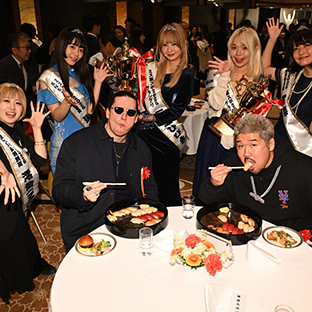 ミス東スポ2026と記念撮影するOSKAR(ベストタッグ賞=写真左)とYuto-Ice