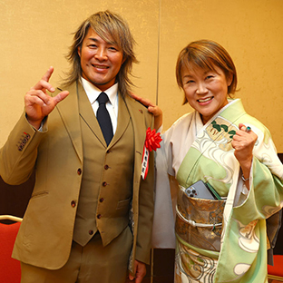 棚橋弘至(左)と山田邦子(右)