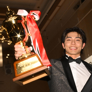 トロフィーを掲げる武知海青(新人賞)