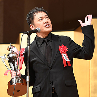 受賞の喜びをスピーチする有田哲平(特別話題賞)