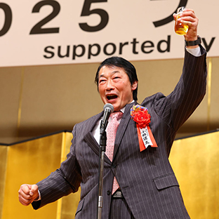 乾杯の挨拶をする小橋建太