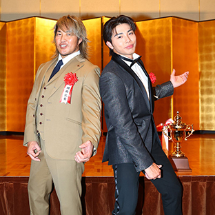 エアギターをする棚橋弘至(左)武知海青(右)