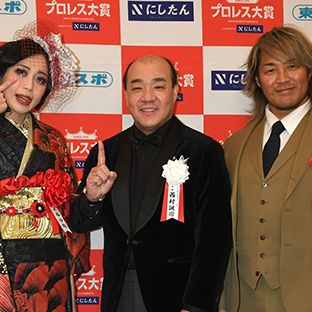 (左から) 上谷沙弥 西村誠司社長 棚橋弘至